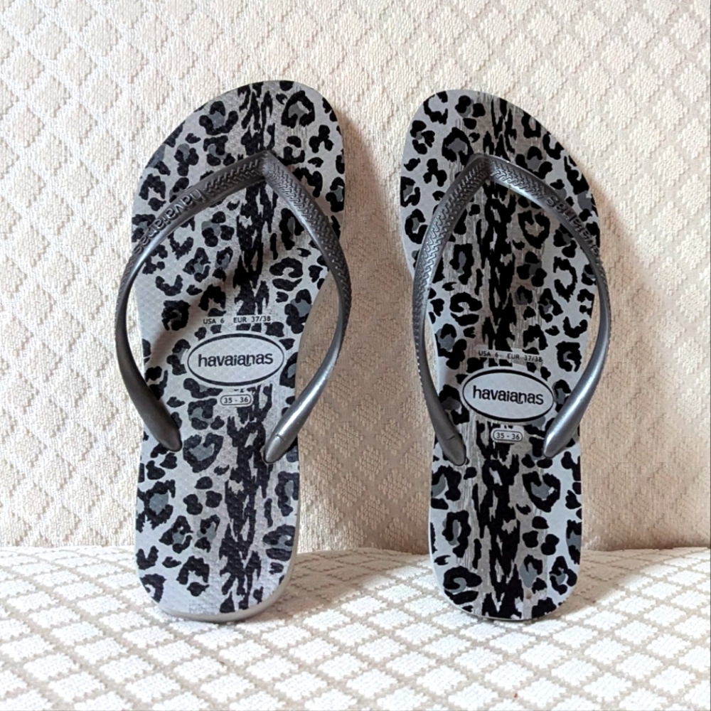 Havaianas Women's Size 6 Steel Gray Animal Print Flip Flops